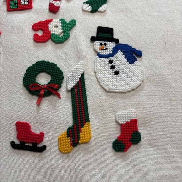 Christmas Handmade Plastic Canvas‎ Yarn Refrigerator Magnets Lot Of 13 VTG - Picture 3 of 9